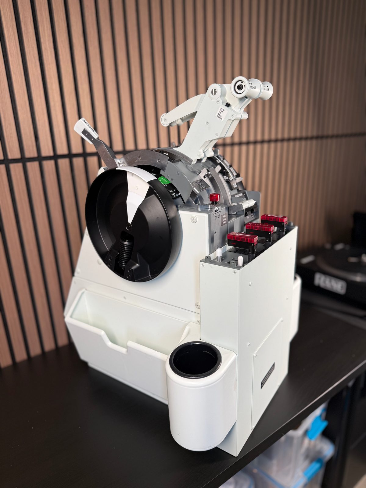 Side view of the CS 737 TQ pedestal showing the large black trim wheel and throttle levers.